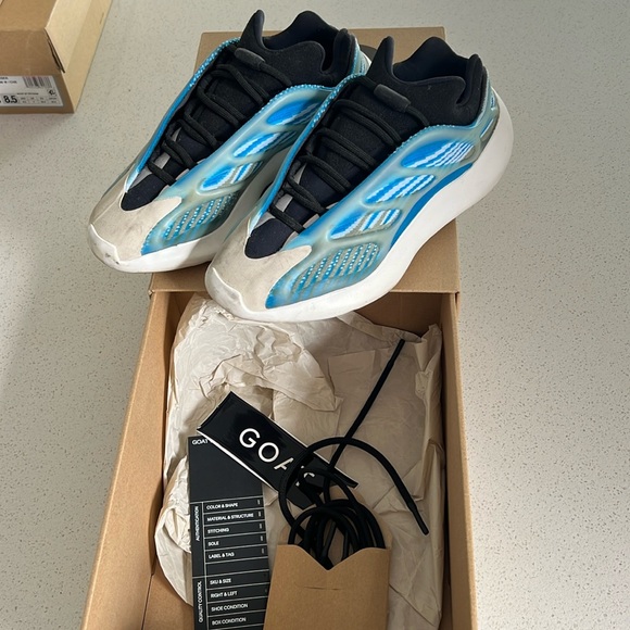 Yeezy 700 V3 Arzareth - Picture 2 of 3